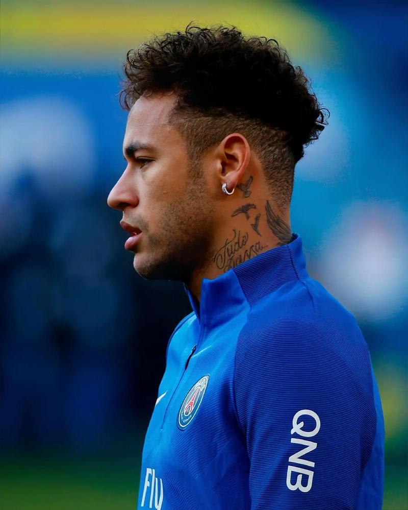 内马尔那些骚操作名场面瞬间，不愧是把任加足球发扬光大球星之一