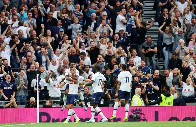 篮球湖人球员关键比赛中发挥稳定