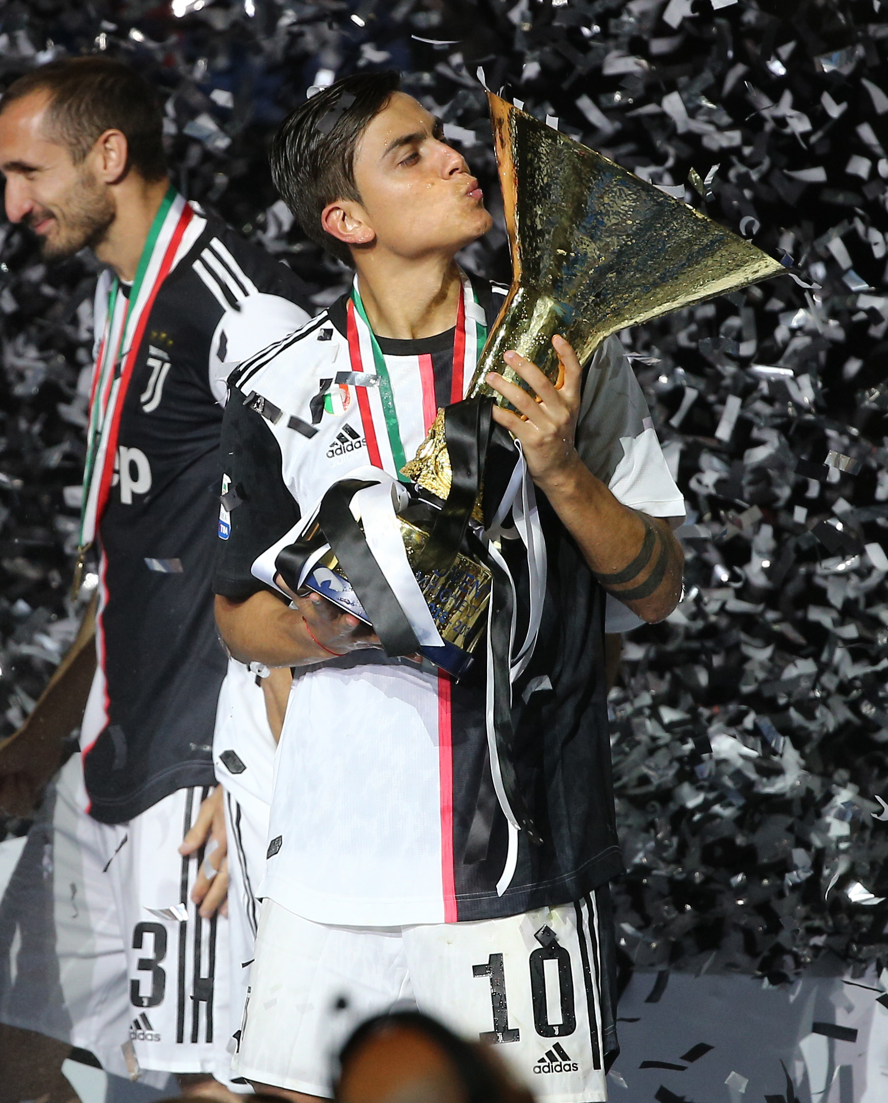 太猛了！随着曼城3-0横扫，英超积分榜如下：枪手仅剩两分优势！