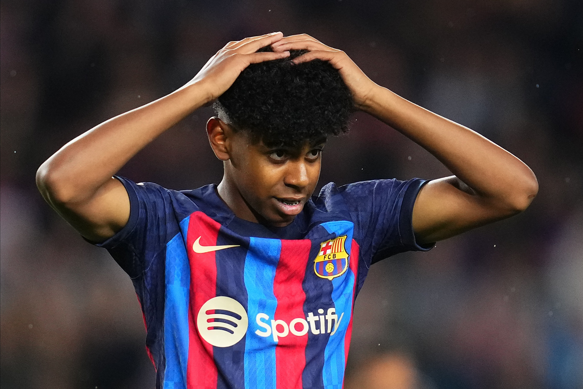 在今年新发布的中足联纪律道德准则里，“歧视”（包...